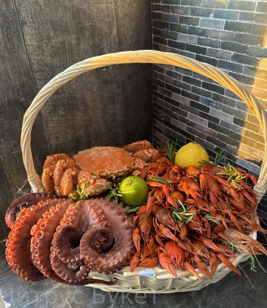 Корзина 5/7. Корзина с осьминогом, вареными раками